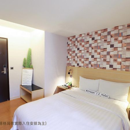 Dream 12 Hotel Taichung Bagian luar foto