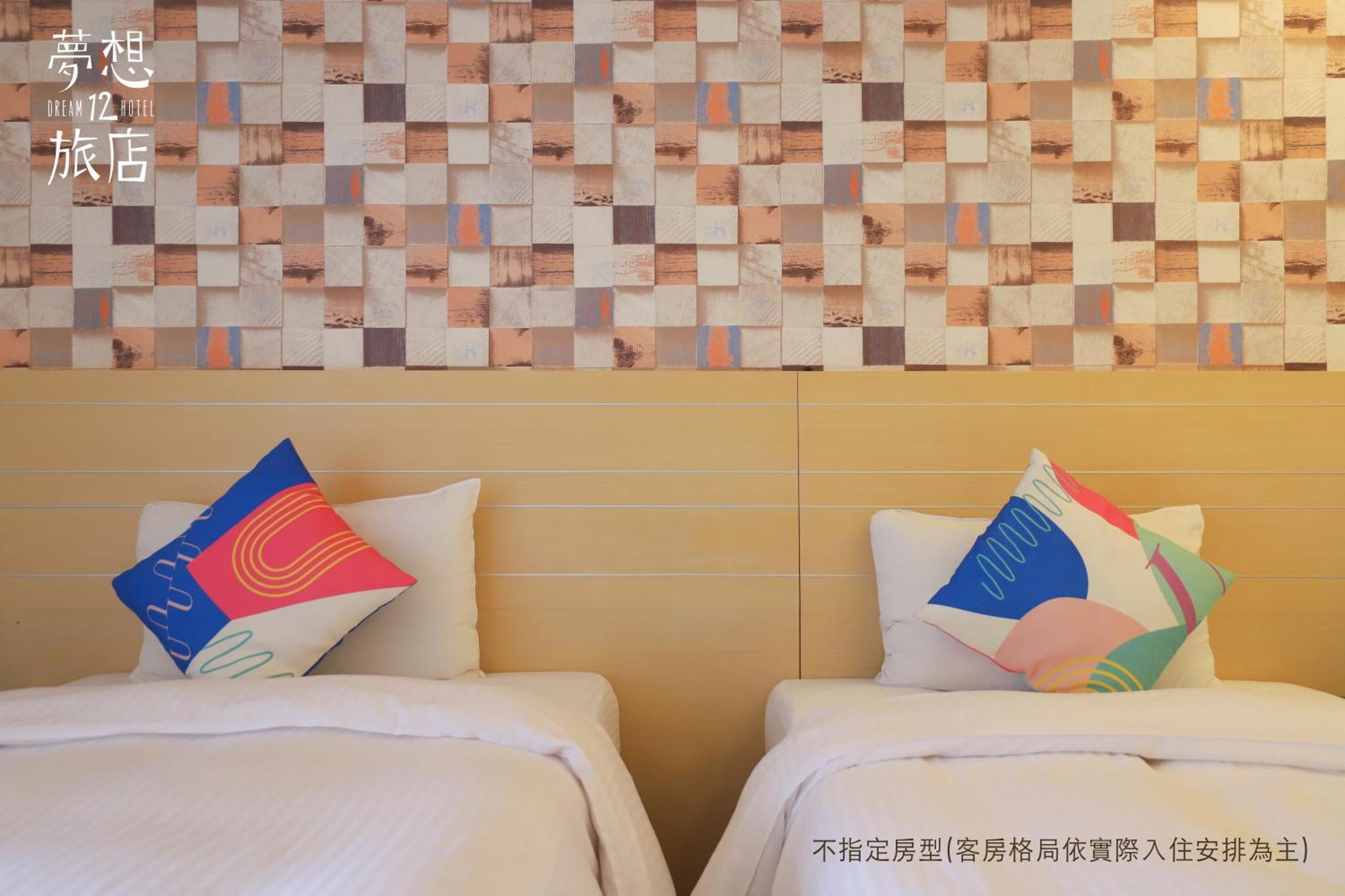 Dream 12 Hotel Taichung Bagian luar foto
