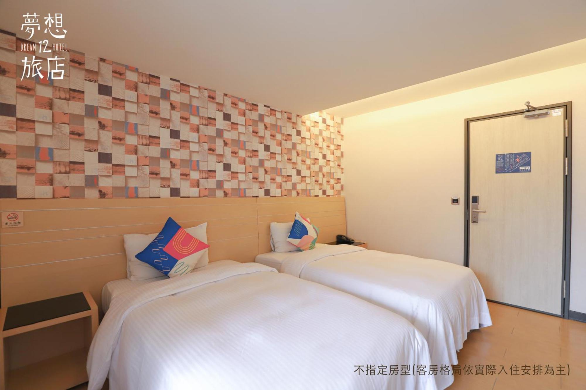 Dream 12 Hotel Taichung Bagian luar foto
